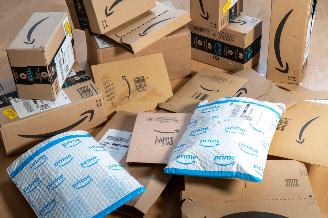 Viele der Pakete von Online-Händlern wie Amazon werden nach ihrer Rücksendung direkt weggeworfen. (Symbolbild)