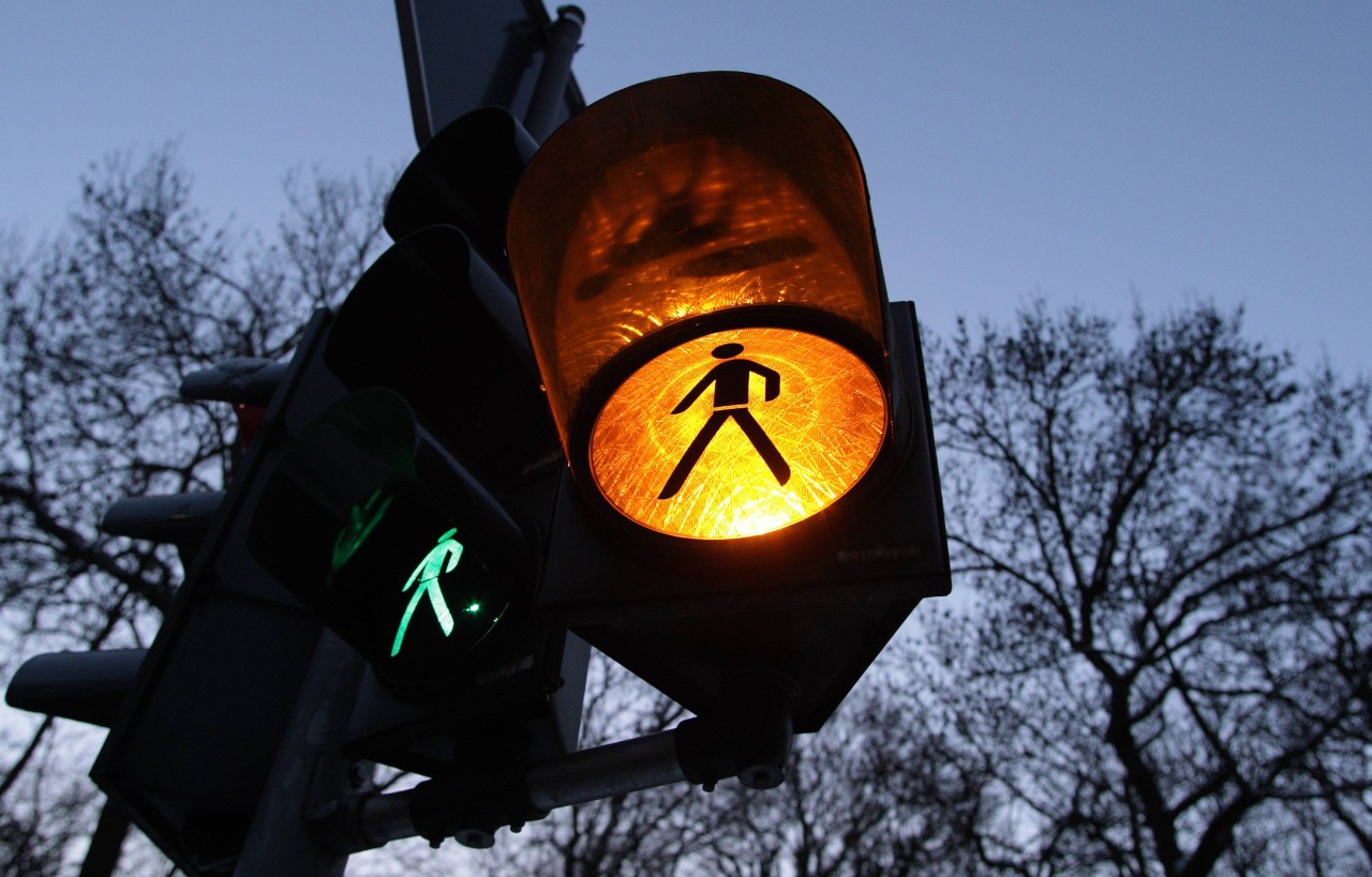 Gelbe Blinklichter warnen vor Fußgängern.