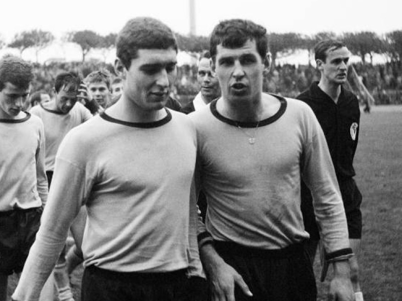 Assauer spielte in Dortmund an der Seite von Spielern wie Lothar Emmerich (Bild rechts), Hans Tilkowski und Alfred Schmidt. Mit der Borussia  belegte er in der neuen Eliteklasse regelmäßig vordere Plätze.