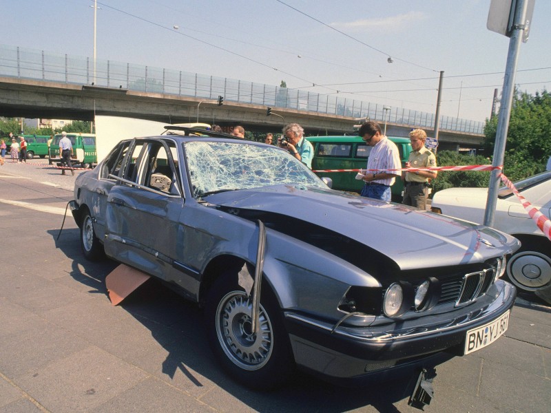 Am 27. Juli 1990 überlebte Staatssekretär Hans Neusel einen Bombenanschlag auf sein Auto an der Autobahnauffahrt Bonn-Auerberg.