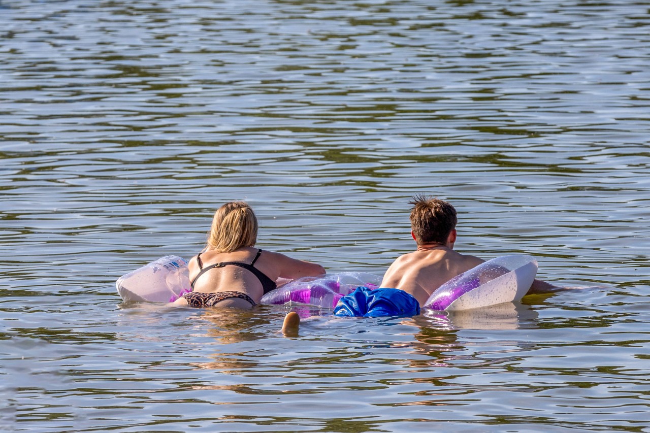 Wetter: Baden gehen oder nicht? In dieser Woche könnte das noch einmal möglich sein. (Symbolbild)