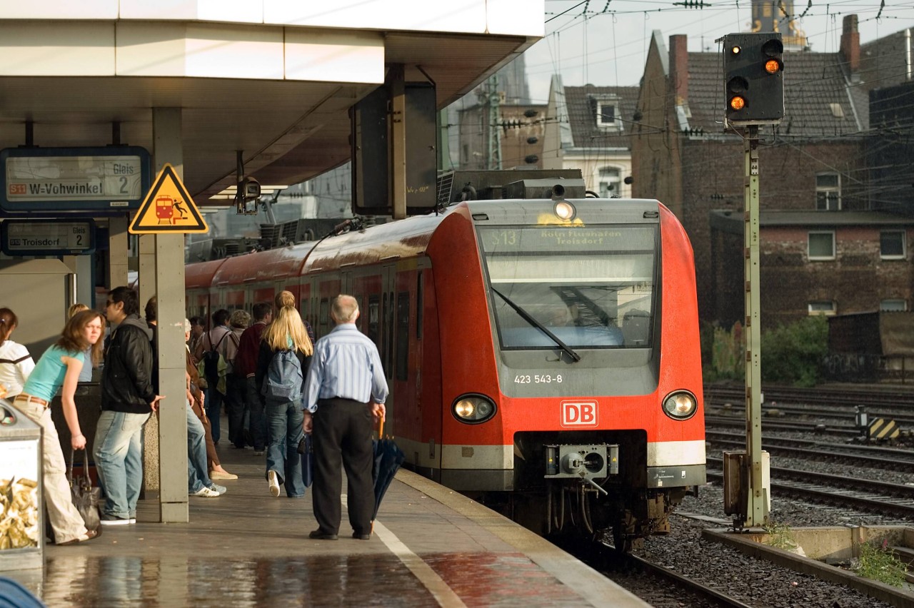 Bahn in NRW: Ein schreckliches Unglück hat sich in Siegen ereignet. Ein junger Mann geriet zu nah an die Bahnsteigkante und landete unter einem einfahrenden Zug. (Symbolbild)