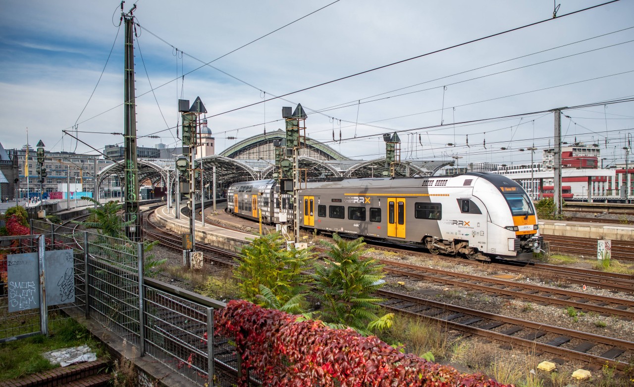 Ganze zwei Milliarden Euro investiert die Deutsche Bahn in NRW. Bahnfahrer dürften sich freuen. (Symbolbild)