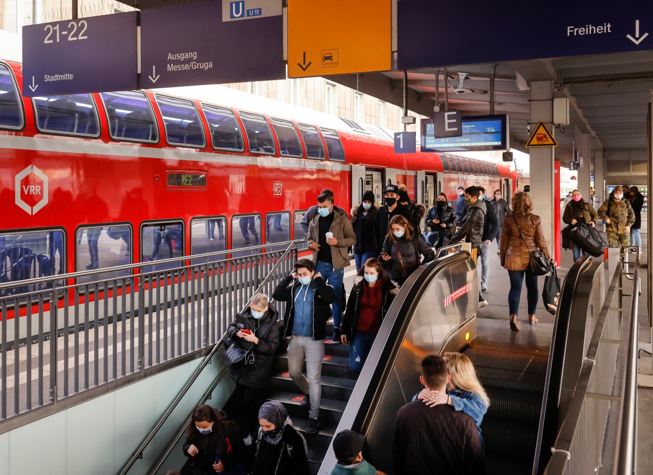 Deutsche Bahn in NRW: Am Bahnhof soll es für Fahrgäste bald deutlich angenehmer werde. (Symbolbild)