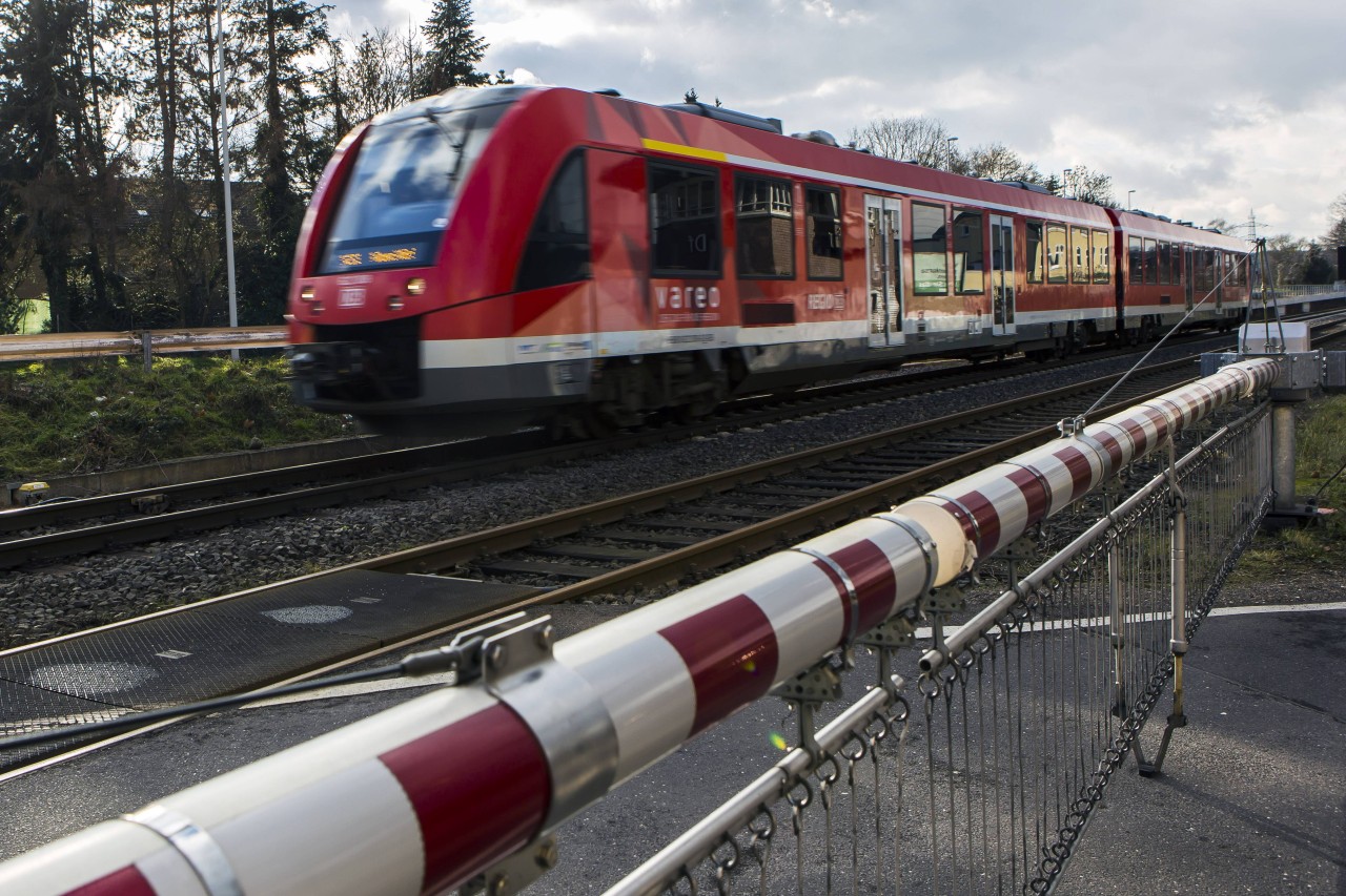 Der Vorfall ereignete sich an einem Bahnübergang auf der Strecke zwischen Berleburg und Siegen. (Symbolbild) 