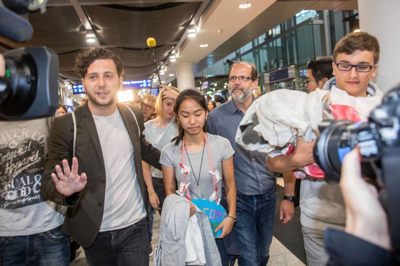 Felix Banaszak begrüßte Bivsi und ihre Familie am Flughafen Düsseldorf, als sie wieder einreisen durften.