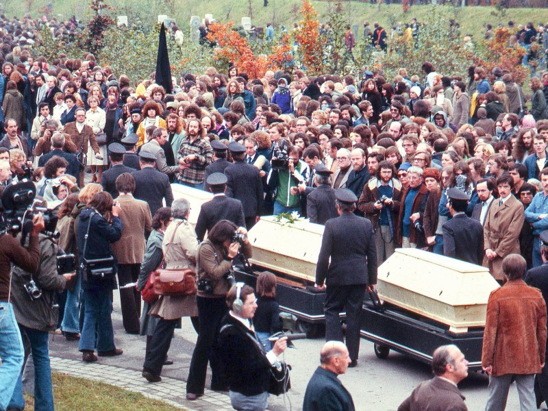 Großer Andrang bei der Beerdigung der drei RAF-Terroristen Baader, Ensslin und Raspe auf dem Stuttgarter Dornhaldenfriedhof am 28. Oktober 1977.