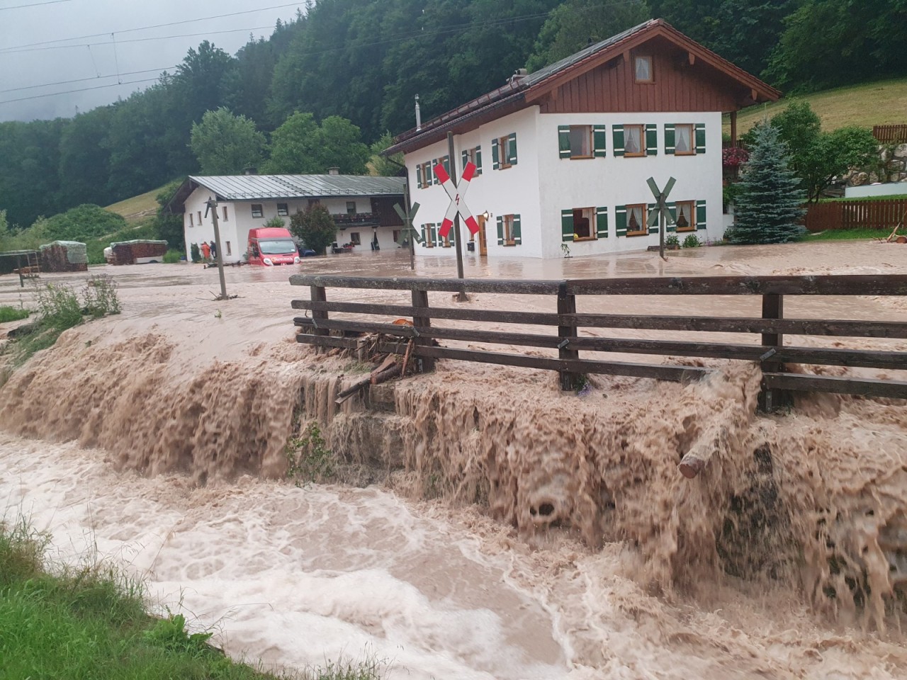 Der Landkreis Berchtesgadener Land hat nach starkem Regen wegen Hochwassers den Katastrophenfall ausgerufen