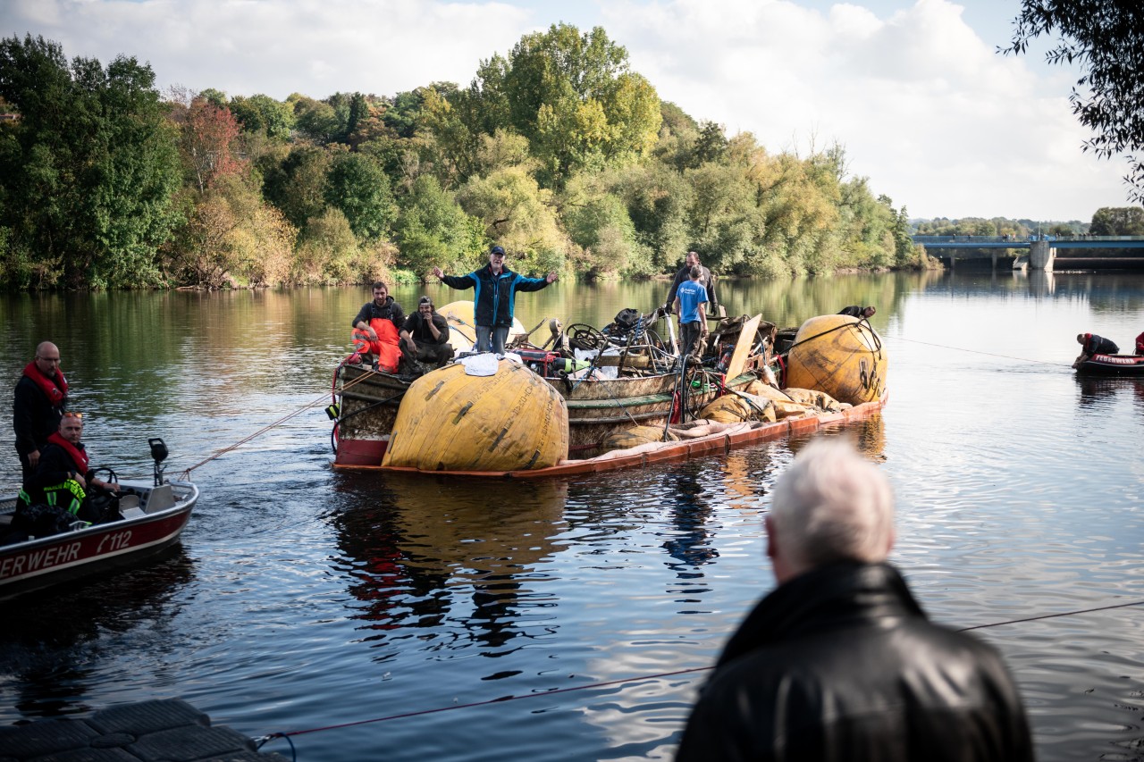 Geschleppt wird die „Moornixe“ zur Hundewiese etwas flussabwärts.