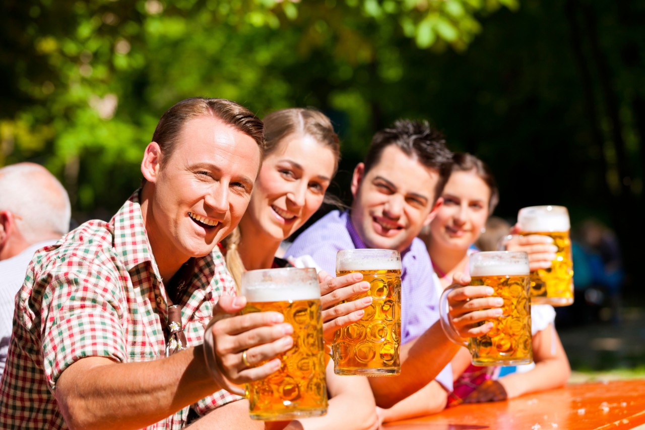 Bei Hitze sollte man Biergenuss durch viel Wasser ausgleichen, denn Alkohol entzieht dem Körper Flüssigkeit.