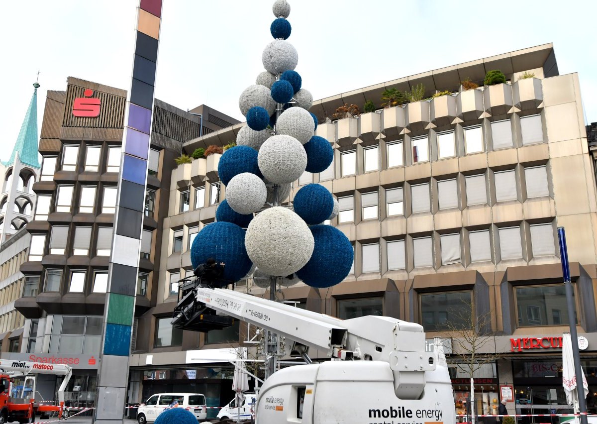 blau weißer Weihnachtsbaum.jpg