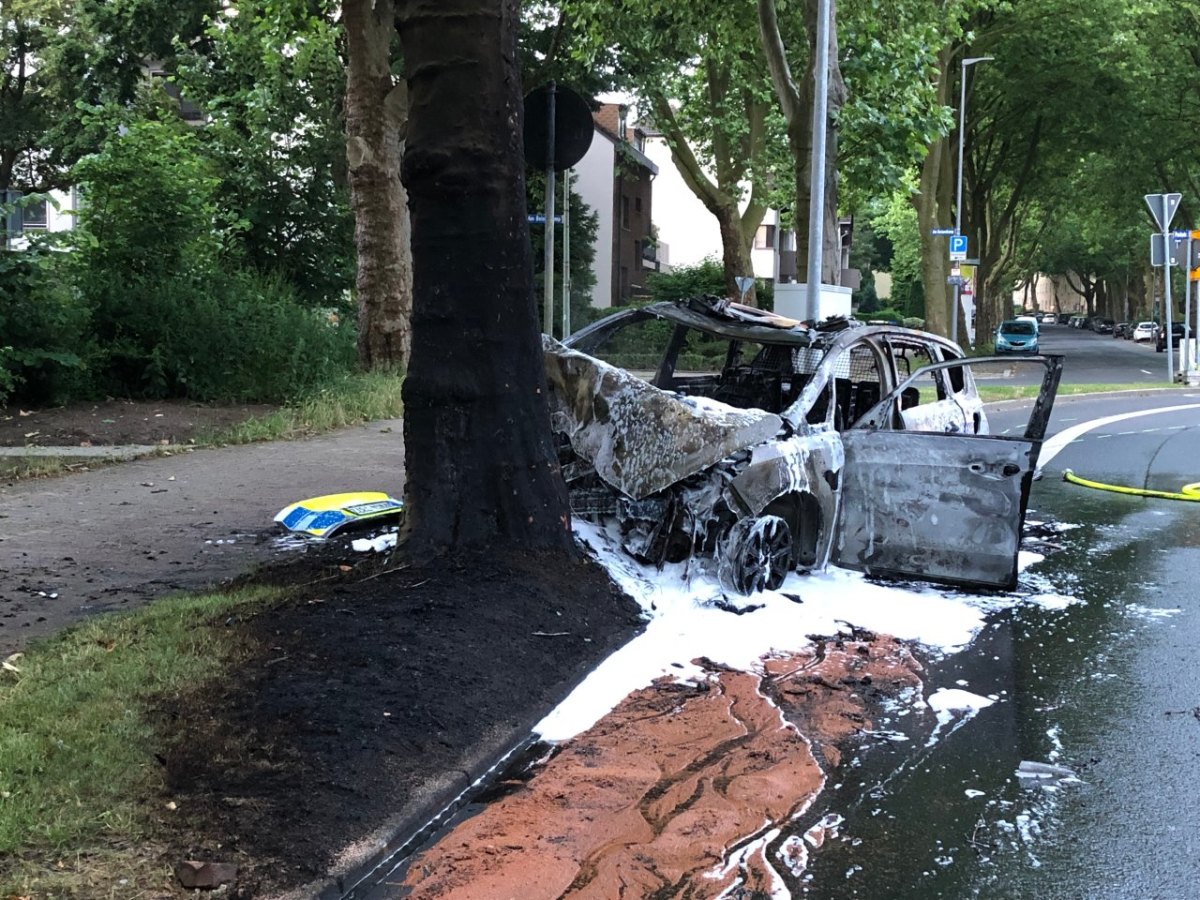 Bochum: Polizeiauto geht in Flammen auf – Waffen verschärfen Situation 