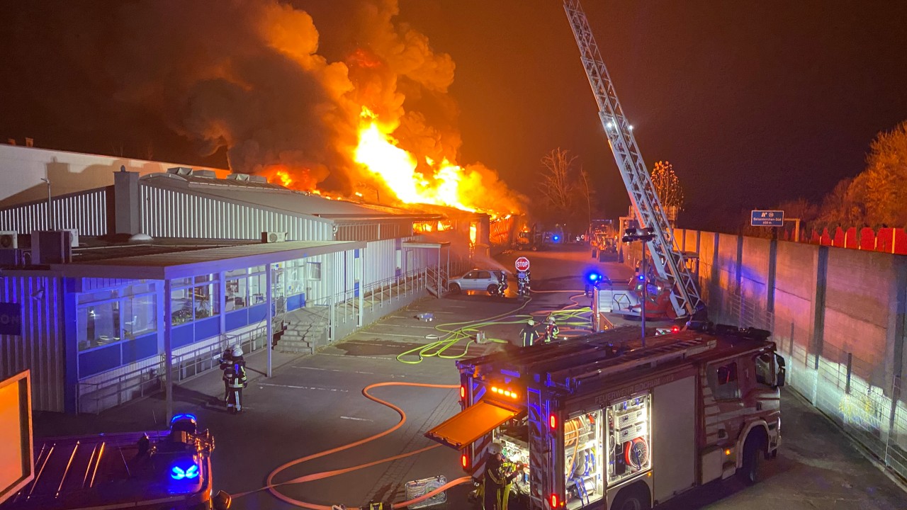 Großbrand in Bochum! Eine Lagerhalle stand am Montagabend in Flammen. 
