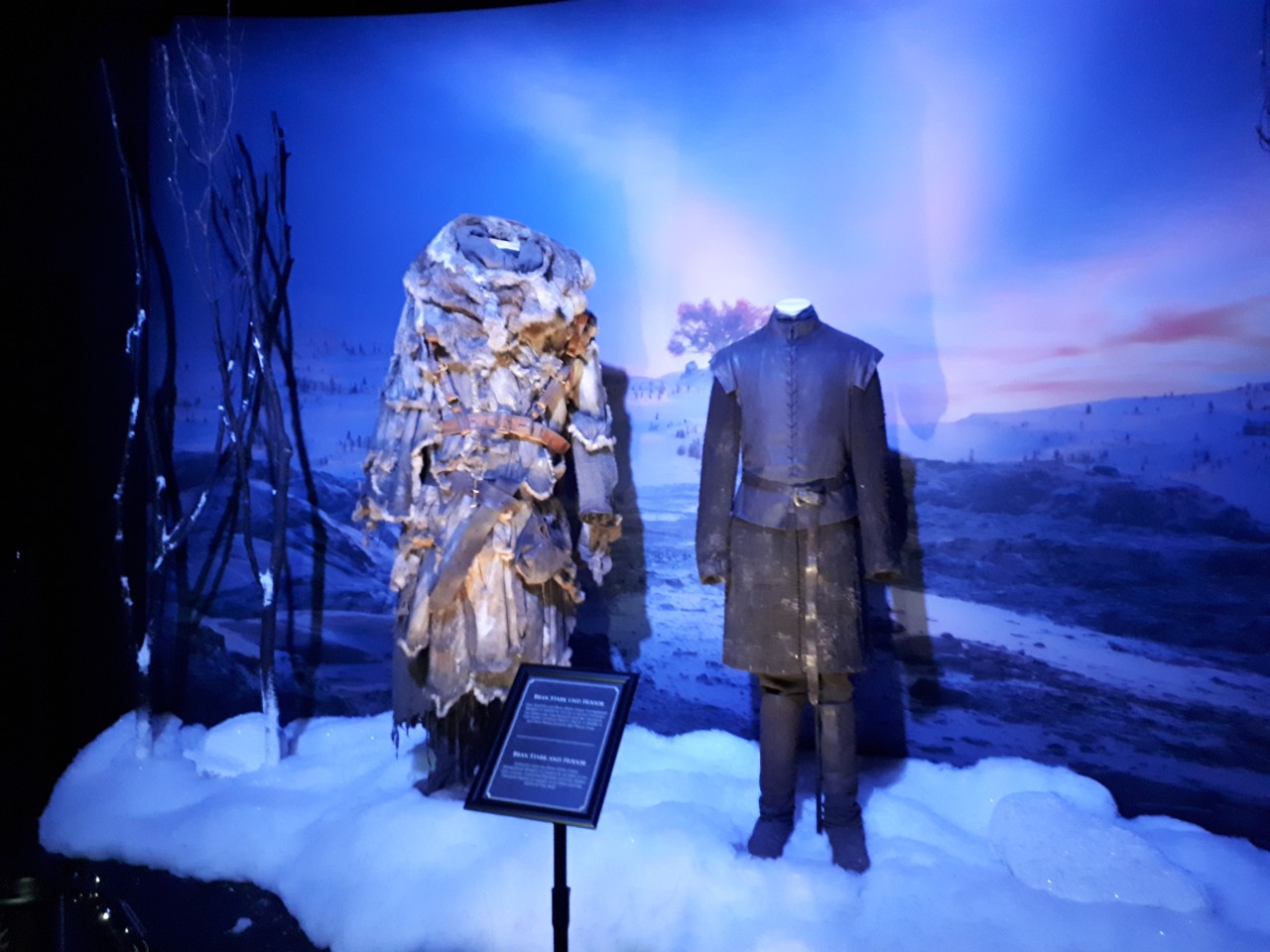 Das Kostüm von Bran Stark in Staffel 6, wie es in seinen Visionen zu sehen war. Zusammen mit dem Kostüm von Harnisch von Hodor, das er in Staffel 4 auf einer Reise jenseits der Mauer getragen hat. 