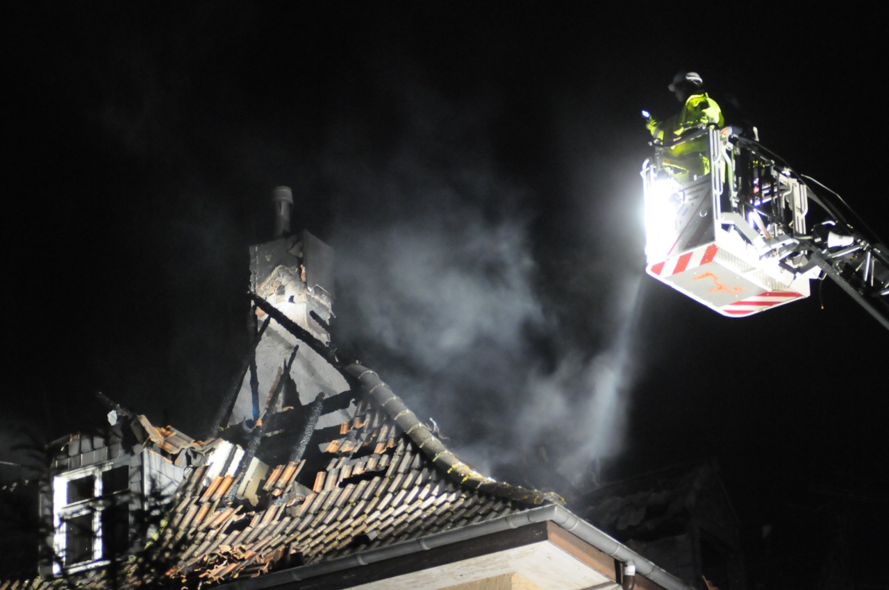 In Altena schlug der Blitz ein ein Haus ein - der Dachstuhl brannte aus.