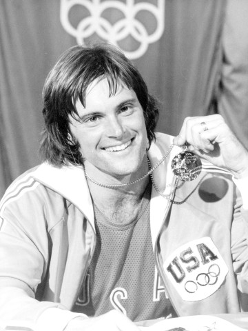 US-Zehnkämpfer Bruce Jenner zeigt bei den Olympischen Sommerspielen 1976 stolz seine eroberte Goldmedaille. Foto: dpa/Archiv