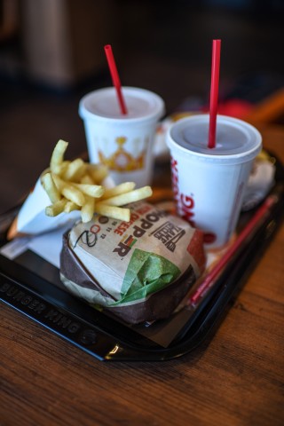 Ein Burger King-Kunde ärgerte sich über einen Plastikbecher, denn dieser sollte - genau wie Plastikstrohhalme - längst Geschichte sein. (Symbolbild)