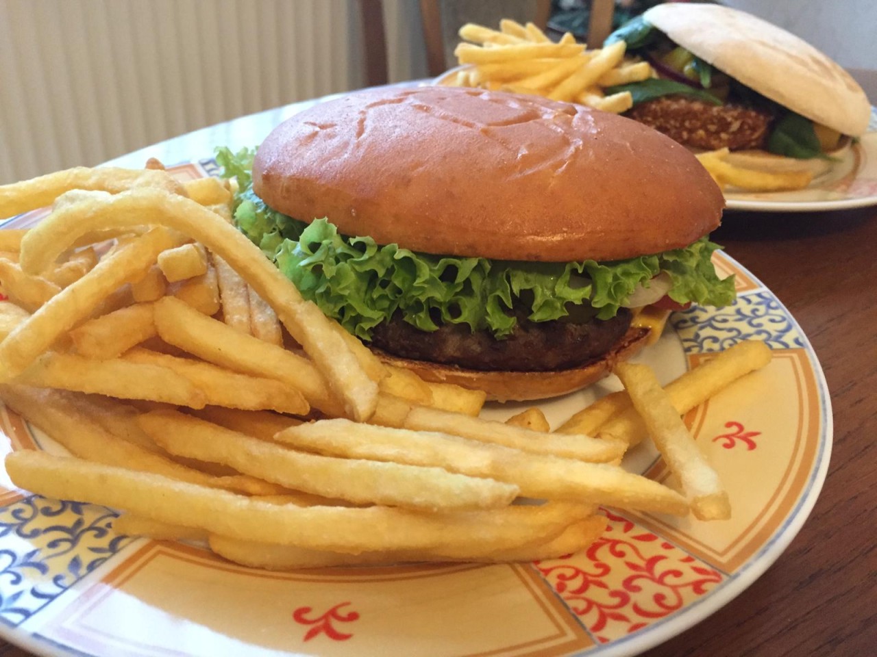 Der Cheeseburger mit einem Broiche-Brötchen war noch warm nach der Lieferung. 