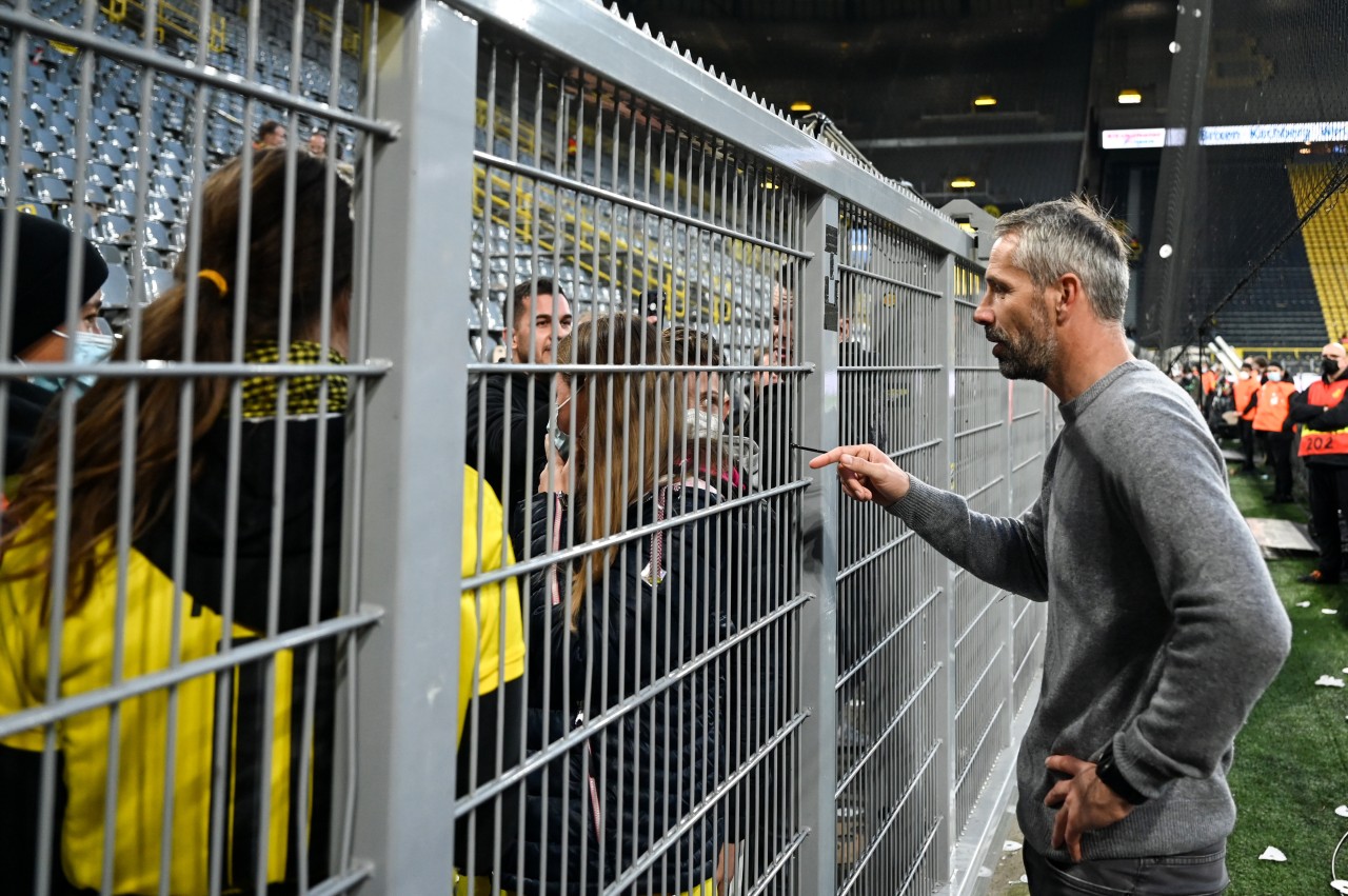 Borussia Dortmunds Trainer Marco Rose im Gespräch mit BVB-Fans.