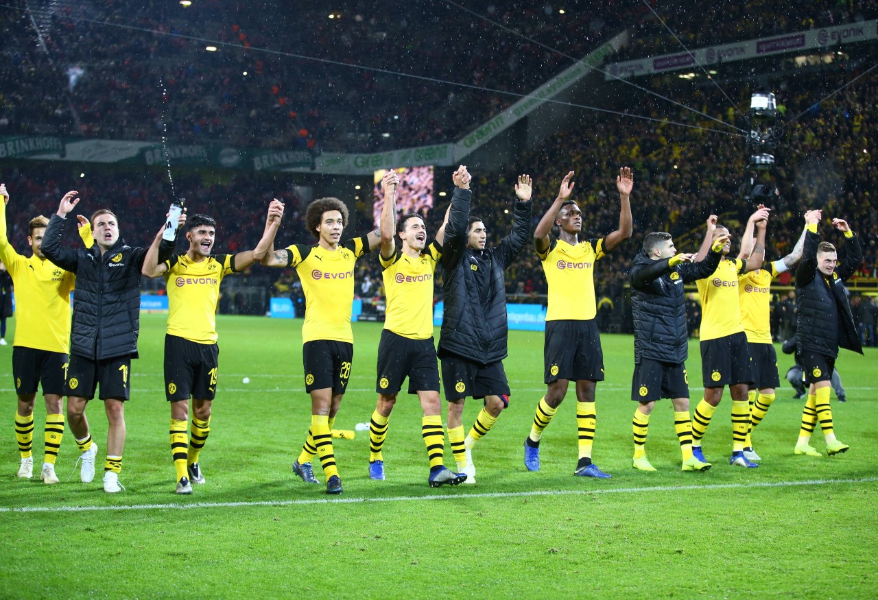 Nach dem Hinspiel hatten die BVB-Profis allen Grund mit den Fans zu feiern.