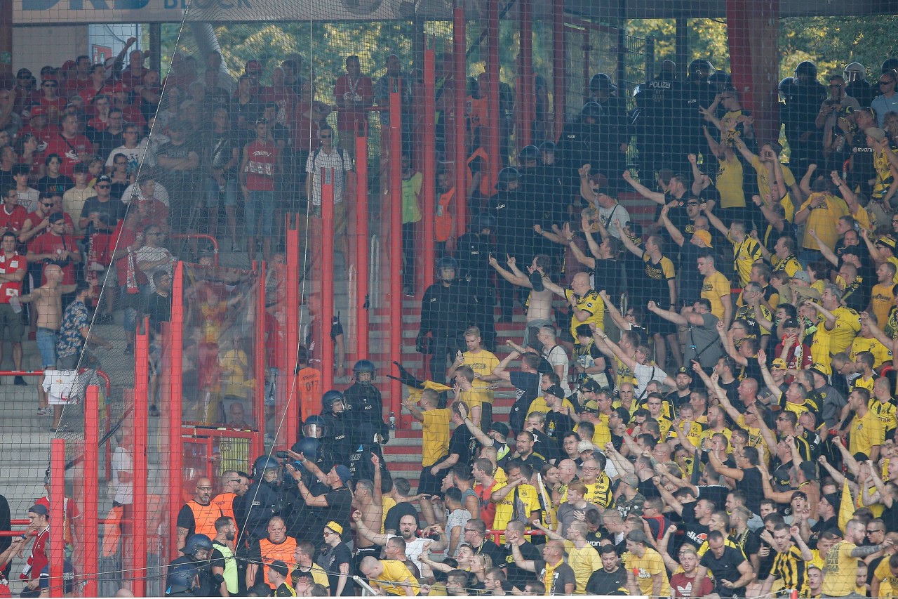 Massives Polizeiaufgebot im Block der BVB-Fans.