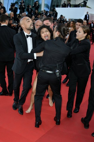 Als Protest gegen Vergewaltigungen im Ukraine-Krieg stürmte eine Frau den roten Teppich in Cannes!