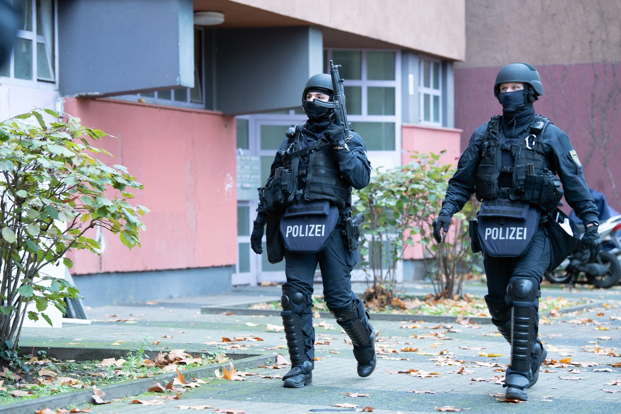 In NRW haben Polizisten eine Clan-Razzia durchgeführt. (Symbolbild)