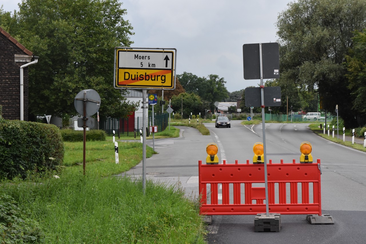 Hier ist Schluss: Wer mit dem Auto zwischen Moers und Duisburg pendelt, darf einen schönen Umweg fahren.
