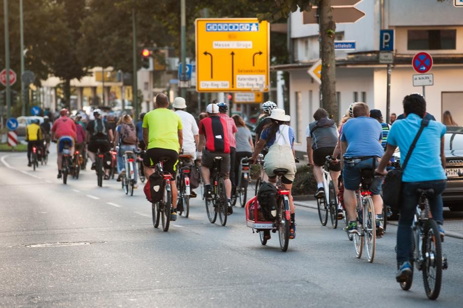 Ja, sie dürfen auch bei Rot weiterradeln: Fahrradfahrer als „Verbund“ mit mehr als 15 Leuten...
