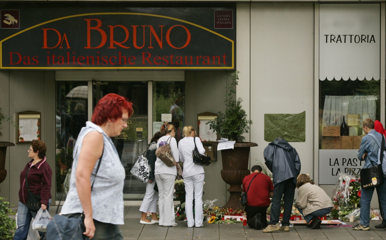 Bürger trauern im Jahr vor dem italienischen Restaurant „Da Bruno“ in Duisburg. (Archivbild)
