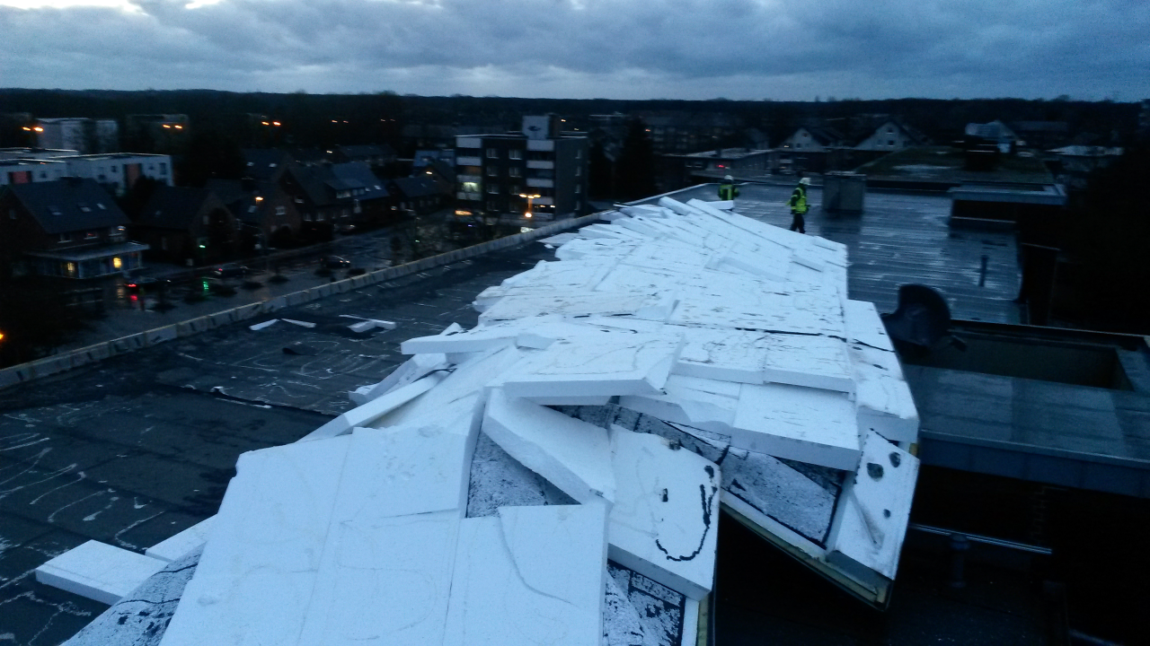 Der Sturm fegte am Sonntag die neue Isolierung von einem Flachdach in Wesel.