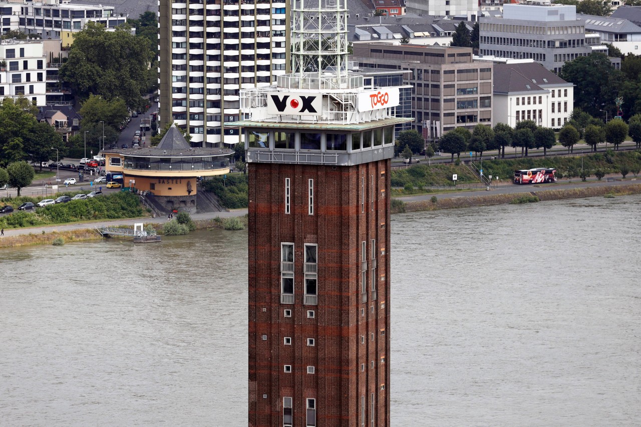 „Das perfekte Dinner“ auf Vox: Blick auf den alten Messeturm am Standort des Senders in Köln. 