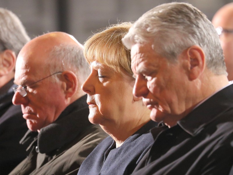 Bundestagspräsident Norbert Lammert, Kanzlerin Angela Merkel und Bundespräsident Joachim Gauck trauerten am Tag nach dem Anschlag in einem Gedenkgottesdienst in der Kaiser-Wilhelm-Gedächtniskirche um die Opfer.