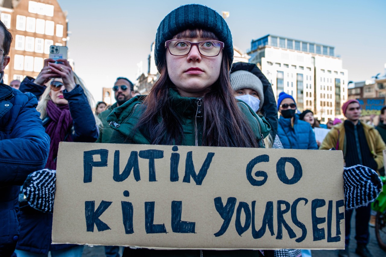 Genau wie der FSB-Spion zieht offenbar auch diese Demonstrantin Vergleiche zwischen dem Ukraine-Krieg und dem Ende des Zweiten Weltkriegs.