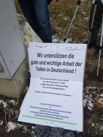 Die Demonstranten am Samstag stellten klar: „Wir unterstützen die gute und wichtige Arbeit der Tafeln in Deutschland. “