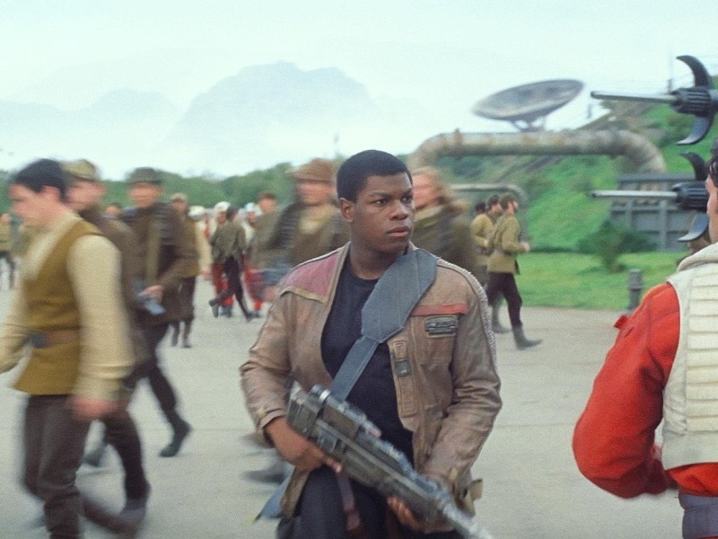 Die zentralen Figuren im Trailer sind Finn (John Boyega) und Poe Dameron (Oscar Isaac). Beide sind auf der Seite des Widerstandes, der gegen die böse „Neue Ordnung“ kämpft.