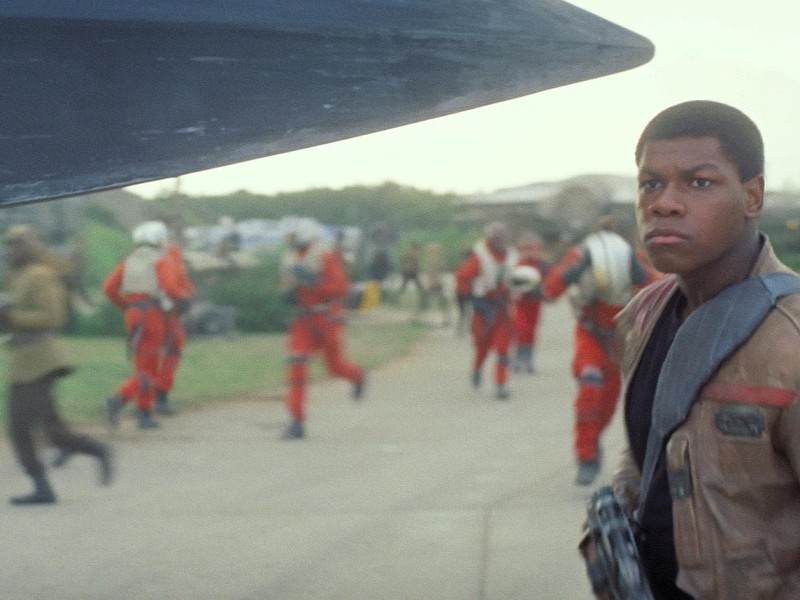 Der neue Trailer zum Star-Wars-Film Episode VII zeigt Bilder auf die Millionen Fans lange gewartet haben. Dabei sind Luftkämpfe und Auseinandersetzungen mit Lichtschwertern zu sehen.