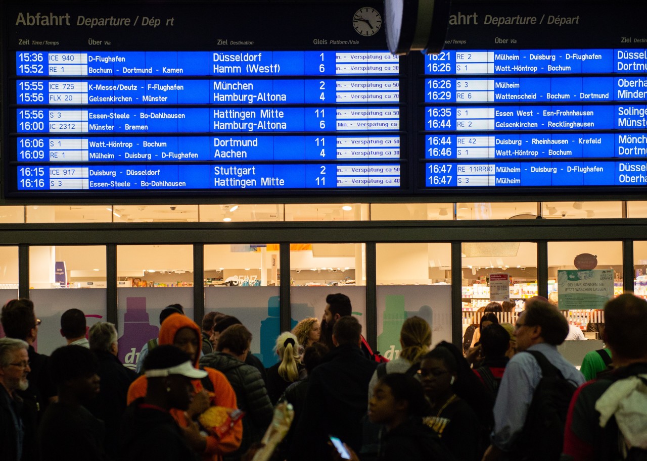 Ein defektes Stellwerk in Düsseldorf sorgt bei der Deutschen Bahn für Chaos in NRW. (Symbolbild)