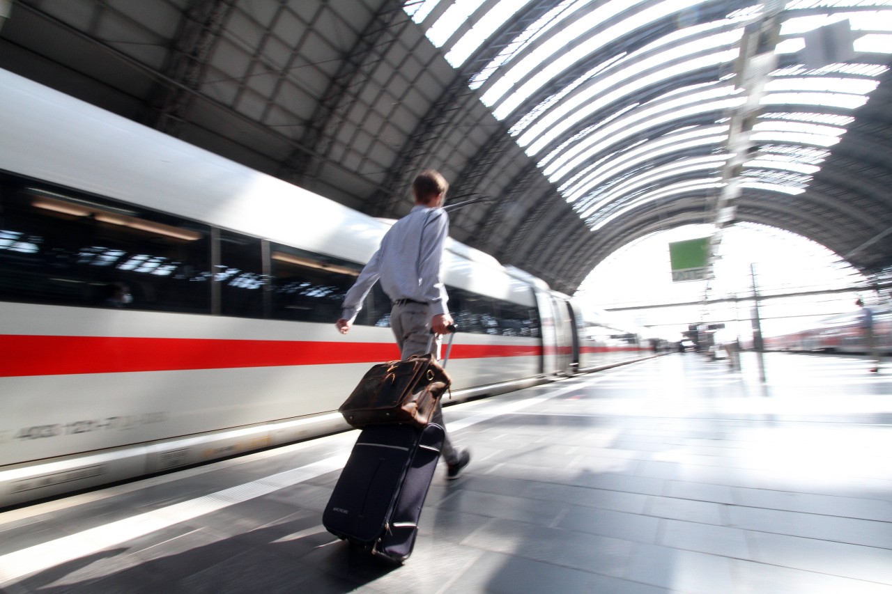 Deutsche Bahn in NRW: Mit dem „Scheibenklopftrick“ wollen Diebe dein Gepäck stehlen.