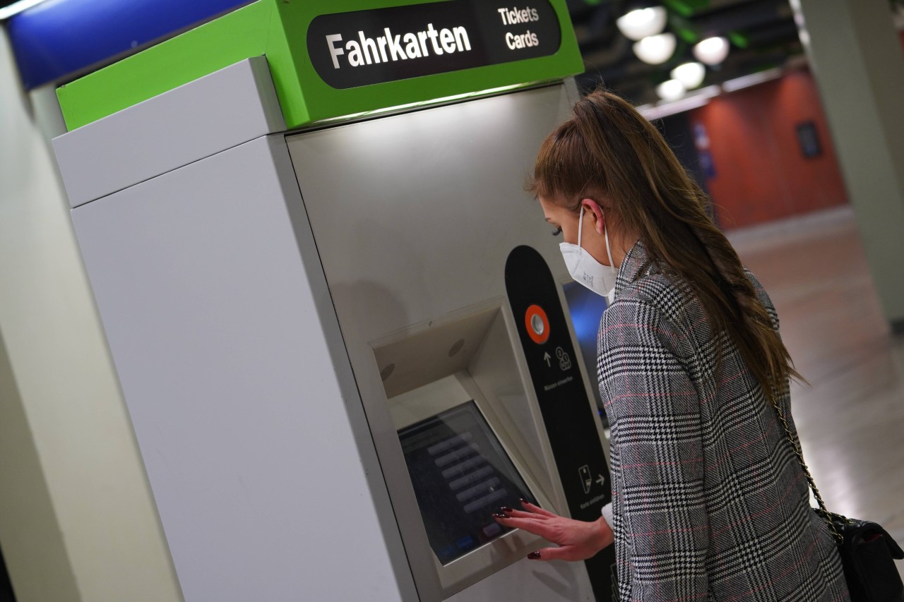 Du willst dein Deutsche-Bahn-Ticket umbuchen? Dann solltest du diese Tipps beachten.