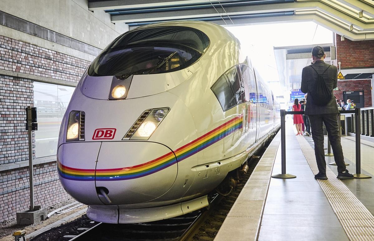 Die Deutsche Bahn will mit den Regenbogenfarben ein Zeichen setzen. 