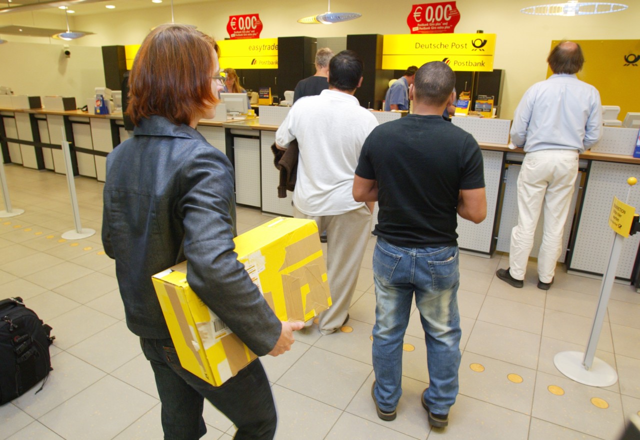 Deutsche Post: Vor allem mittags und nach Feierabend können die Schlangen am Schalter lang werden. 