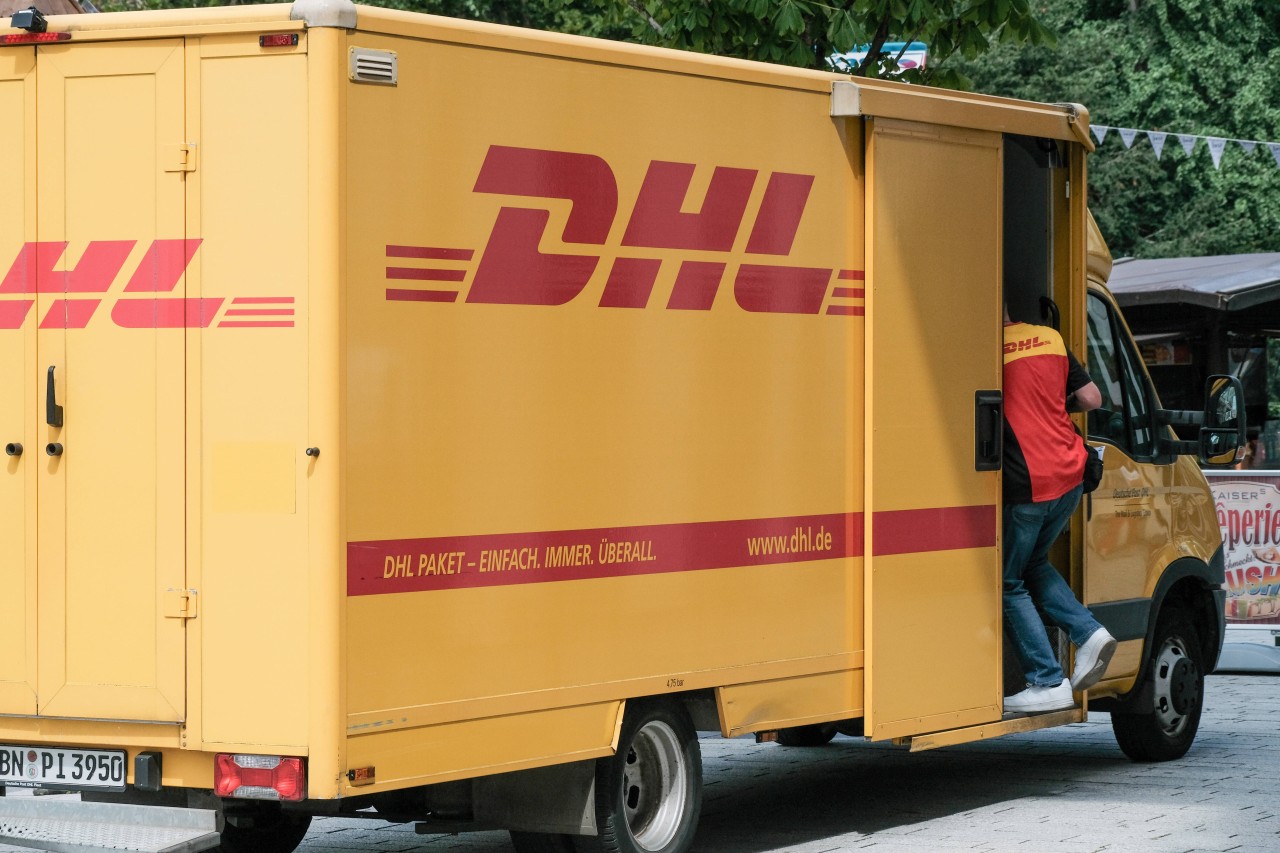 Eine DHL-Kundin wundert sich über eine Änderung bei Paketsendungen. (Symbolbild)