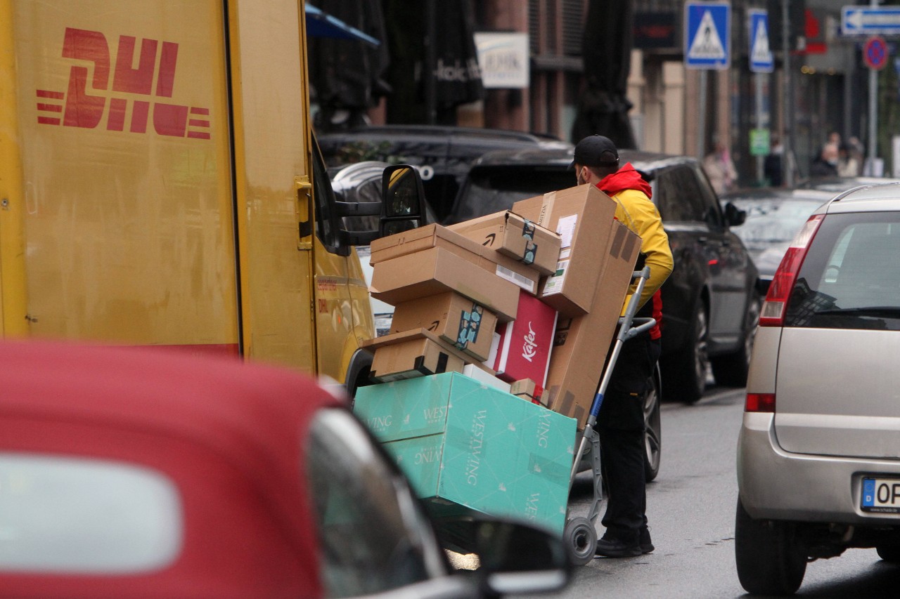 Die DHL-Boten liefern derzeit besonders viele Pakete und Päckchen aus. 