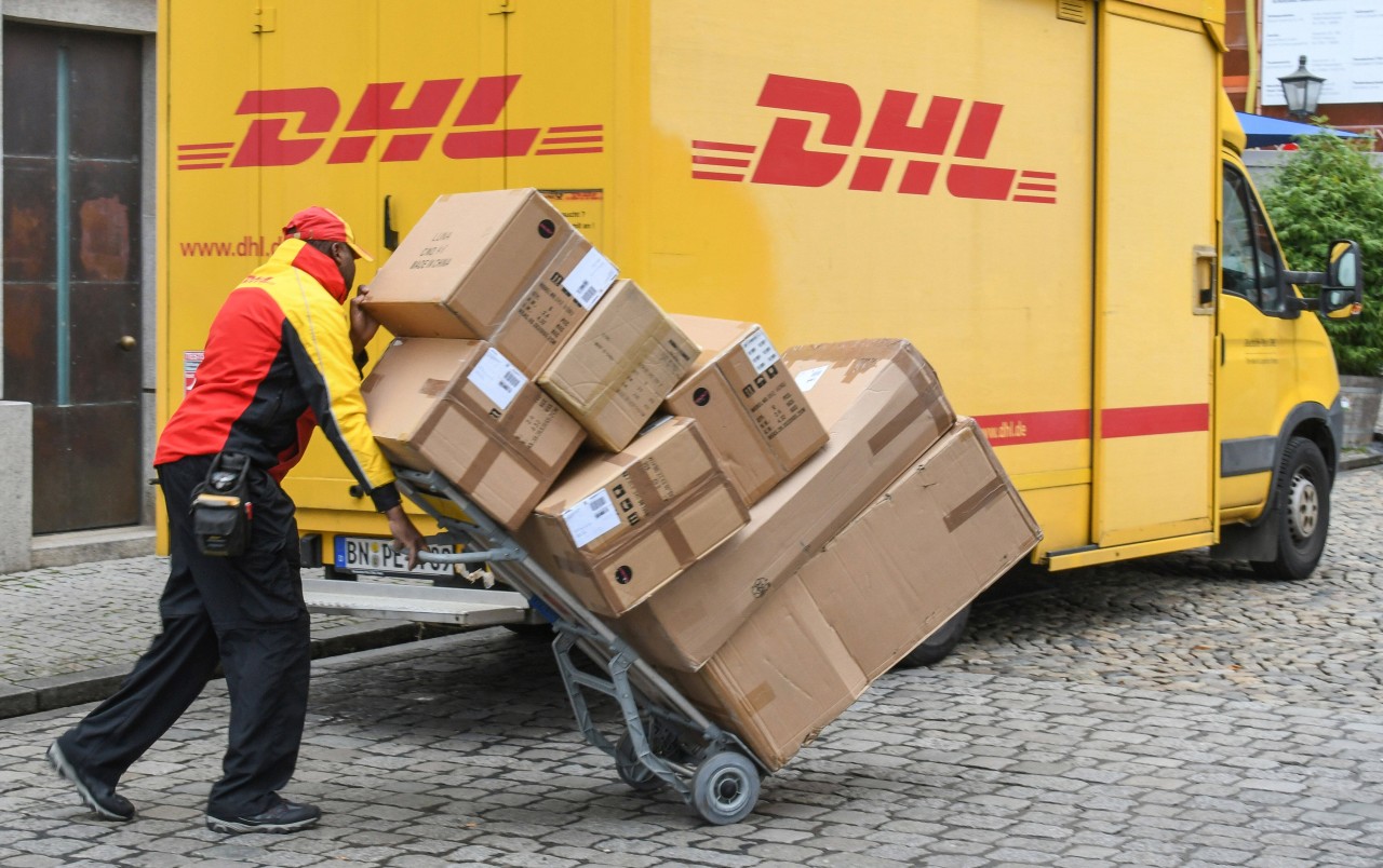 DHL will mehr Pakete als bisher zwischen den Paketzentren über den Schienenweg transportieren. (Archiv) 
