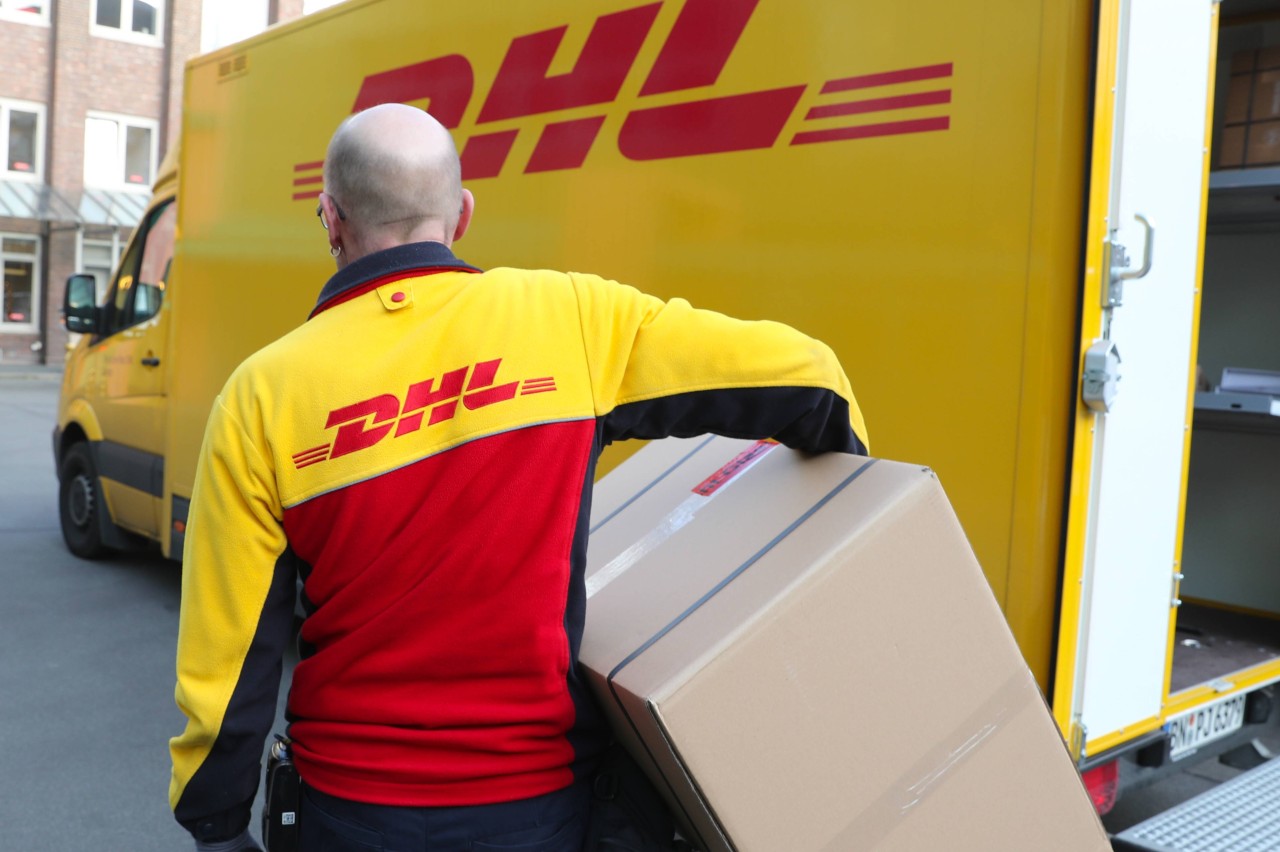 Paketboten von DHL haben speziell in Corona-Zeiten alle Hände voll zu tun.