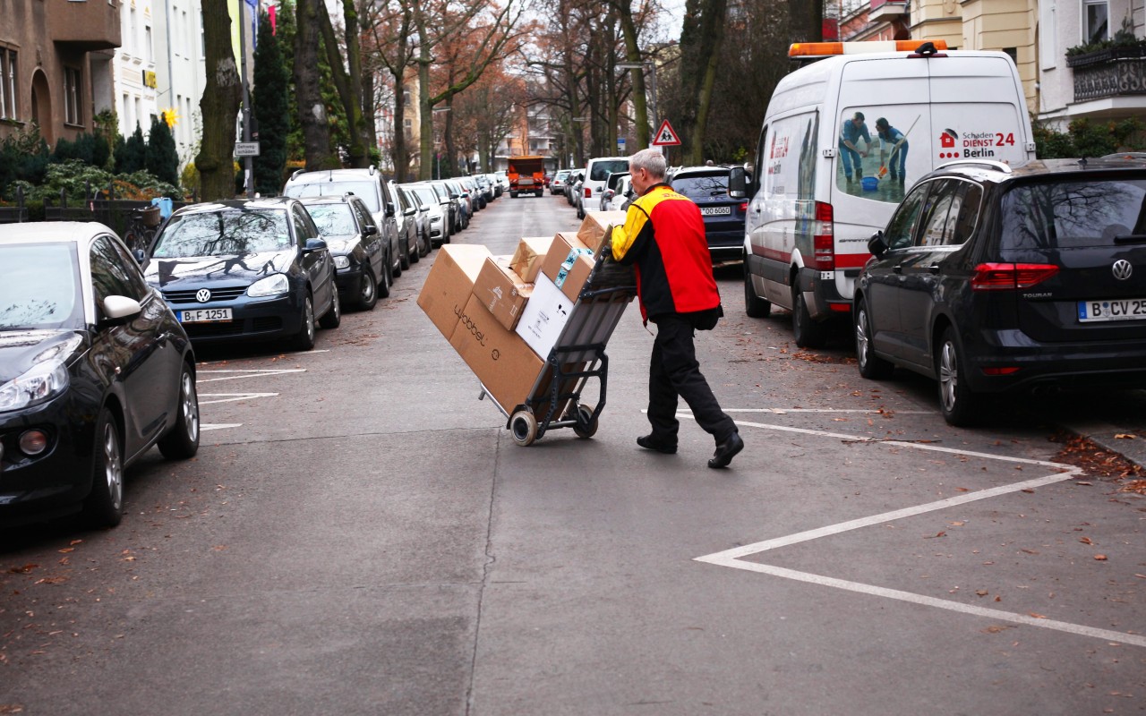 Eine Frau beschwert sich über Ärger mit DHL. (Symbolbild)