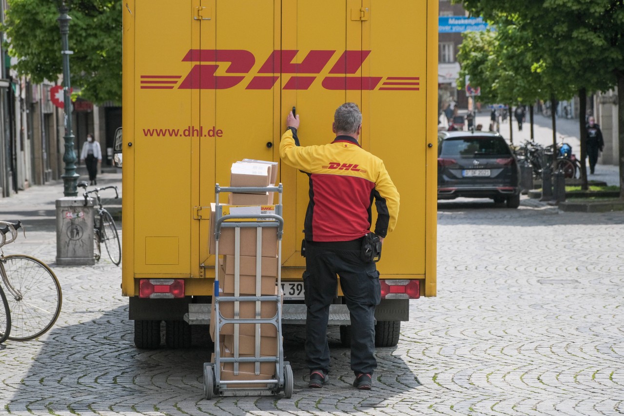 Ein Stapel DHL-Pakete: Wer einen solchen Paketstapel sein Eigen nennt, der kann sofort loslegen mit dem Nachbauen.