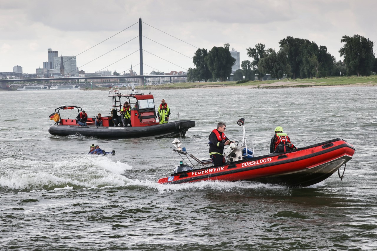 Die DLRG bereitet sich regelmäßig auf den Ernstfall auf dem Rhein vor.