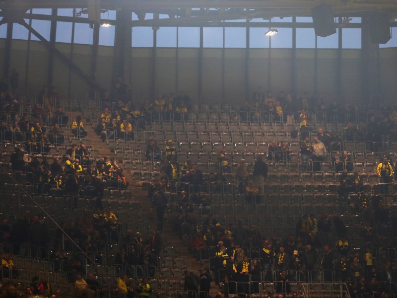 Schockierte BVB-Fans nach der Spielabsage im Stadion.